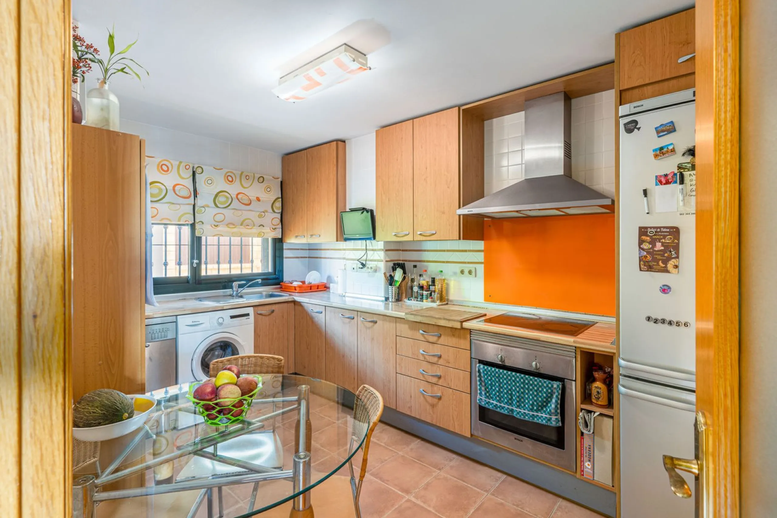 Magnificent semi-detached house with jacuzzi and sea views. The house has a very wide entrance where you can park the vehicle indoors, and another area where you can comfortably receive your guests and talk. It is divided into 3 floors, on the first floor