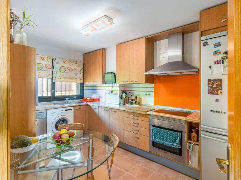 Magnificent semi-detached house with jacuzzi and sea views. The house has a very wide entrance where you can park the vehicle indoors, and another area where you can comfortably receive your guests and talk. It is divided into 3 floors, on the first floor