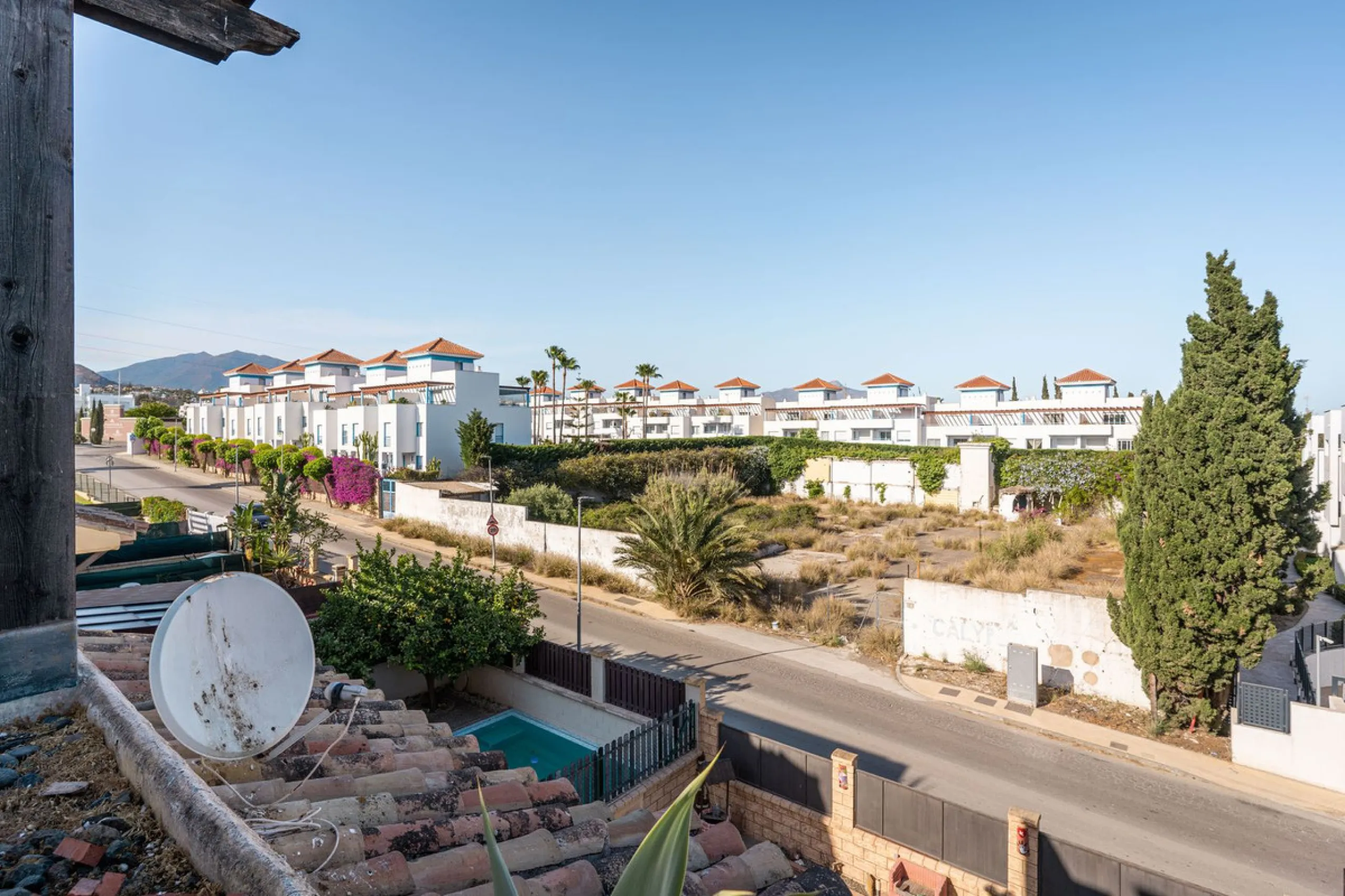Magnificent semi-detached house with jacuzzi and sea views. The house has a very wide entrance where you can park the vehicle indoors, and another area where you can comfortably receive your guests and talk. It is divided into 3 floors, on the first floor