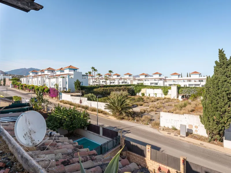 Magnificent semi-detached house with jacuzzi and sea views. The house has a very wide entrance where you can park the vehicle indoors, and another area where you can comfortably receive your guests and talk. It is divided into 3 floors, on the first floor
