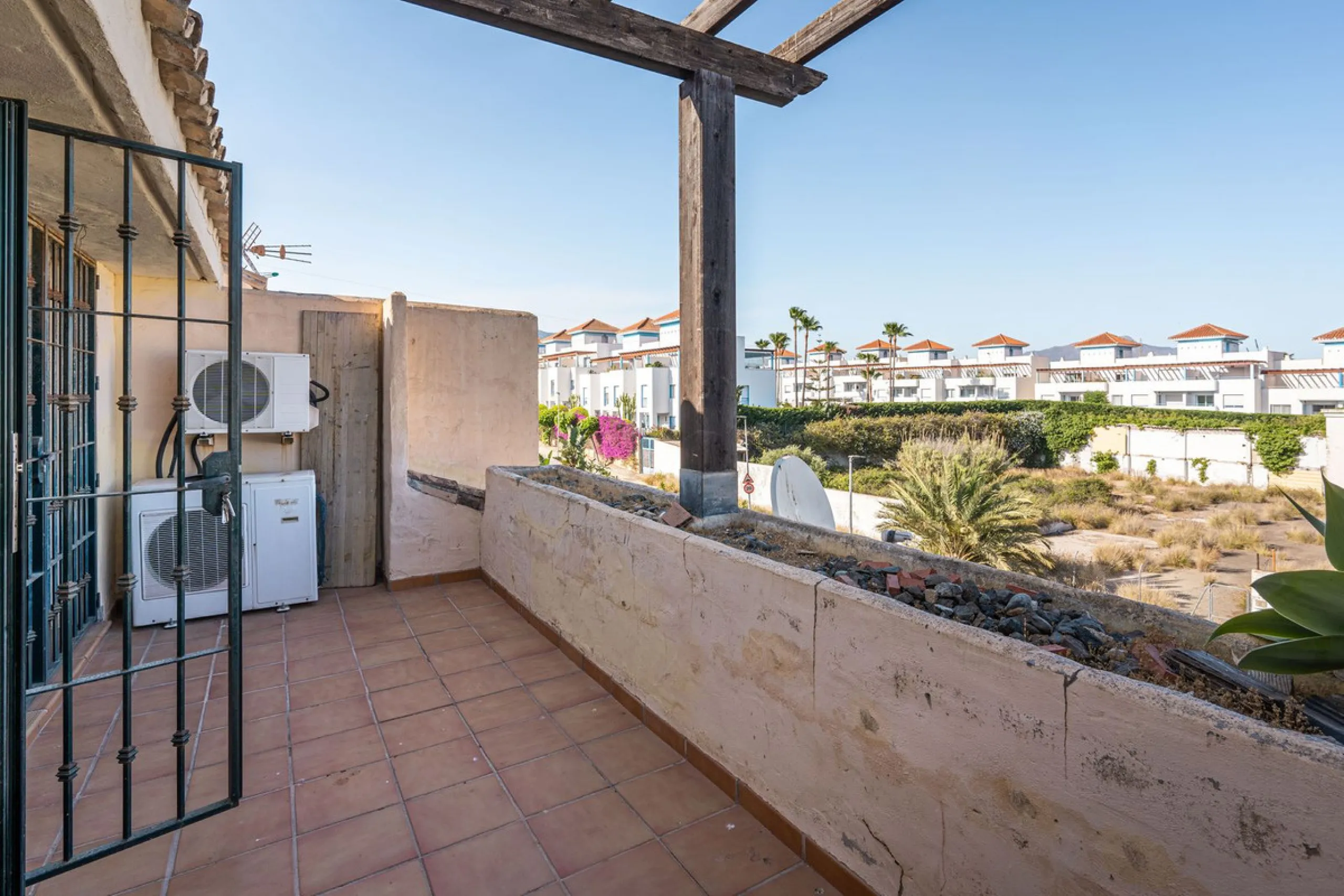 Magnificent semi-detached house with jacuzzi and sea views. The house has a very wide entrance where you can park the vehicle indoors, and another area where you can comfortably receive your guests and talk. It is divided into 3 floors, on the first floor