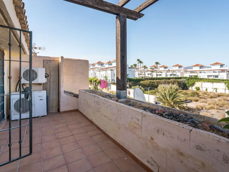 Magnificent semi-detached house with jacuzzi and sea views. The house has a very wide entrance where you can park the vehicle indoors, and another area where you can comfortably receive your guests and talk. It is divided into 3 floors, on the first floor