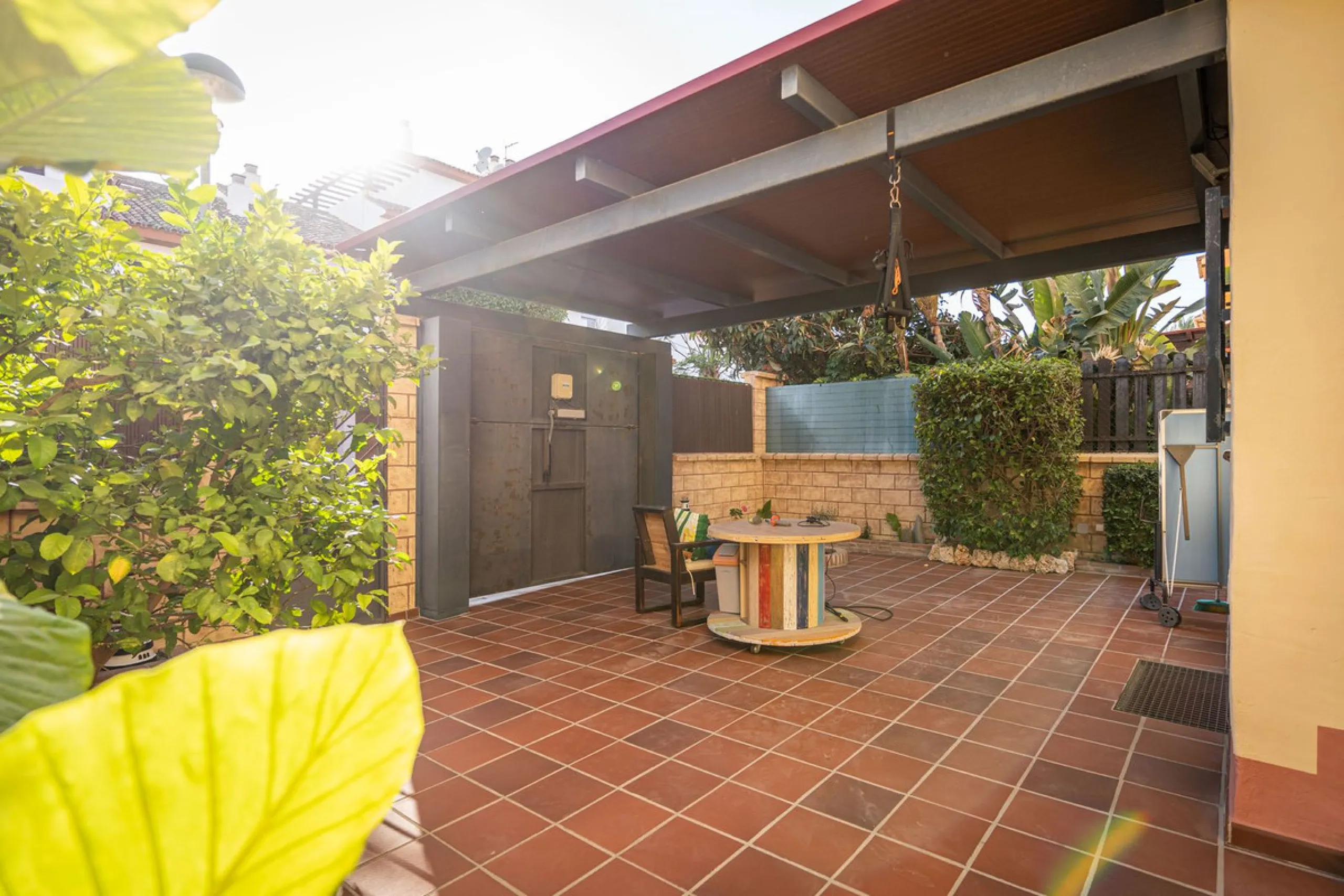 Magnificent semi-detached house with jacuzzi and sea views. The house has a very wide entrance where you can park the vehicle indoors, and another area where you can comfortably receive your guests and talk. It is divided into 3 floors, on the first floor