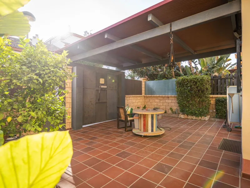Magnificent semi-detached house with jacuzzi and sea views. The house has a very wide entrance where you can park the vehicle indoors, and another area where you can comfortably receive your guests and talk. It is divided into 3 floors, on the first floor
