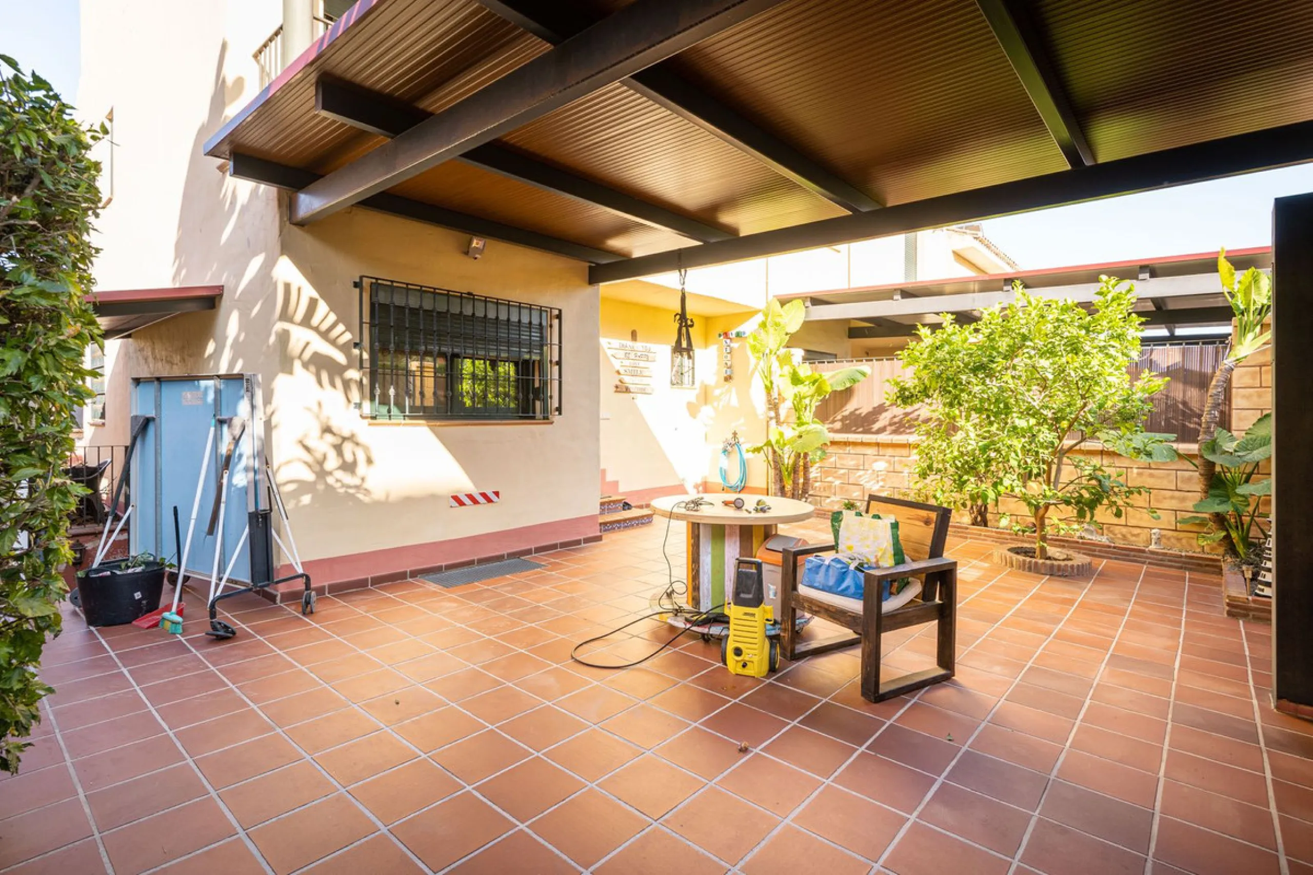 Magnificent semi-detached house with jacuzzi and sea views. The house has a very wide entrance where you can park the vehicle indoors, and another area where you can comfortably receive your guests and talk. It is divided into 3 floors, on the first floor