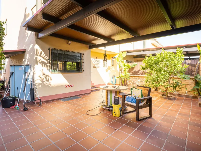 Magnificent semi-detached house with jacuzzi and sea views. The house has a very wide entrance where you can park the vehicle indoors, and another area where you can comfortably receive your guests and talk. It is divided into 3 floors, on the first floor