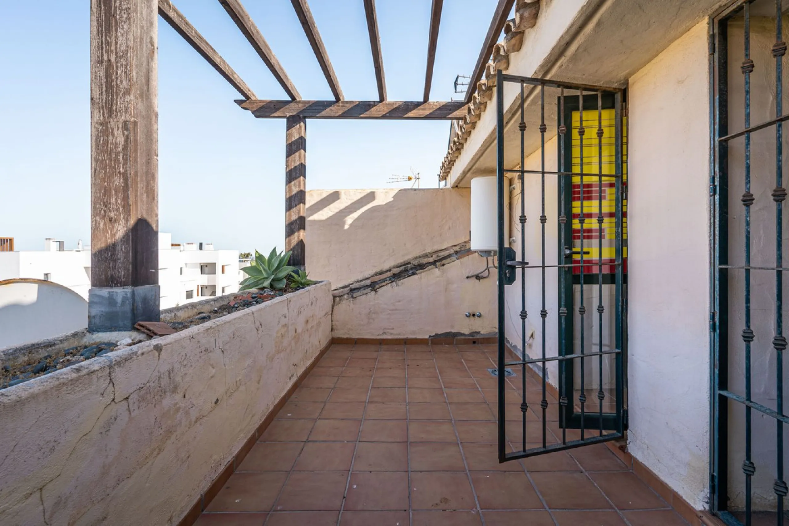 Magnificent semi-detached house with jacuzzi and sea views. The house has a very wide entrance where you can park the vehicle indoors, and another area where you can comfortably receive your guests and talk. It is divided into 3 floors, on the first floor