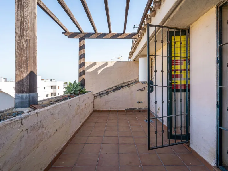 Magnificent semi-detached house with jacuzzi and sea views. The house has a very wide entrance where you can park the vehicle indoors, and another area where you can comfortably receive your guests and talk. It is divided into 3 floors, on the first floor