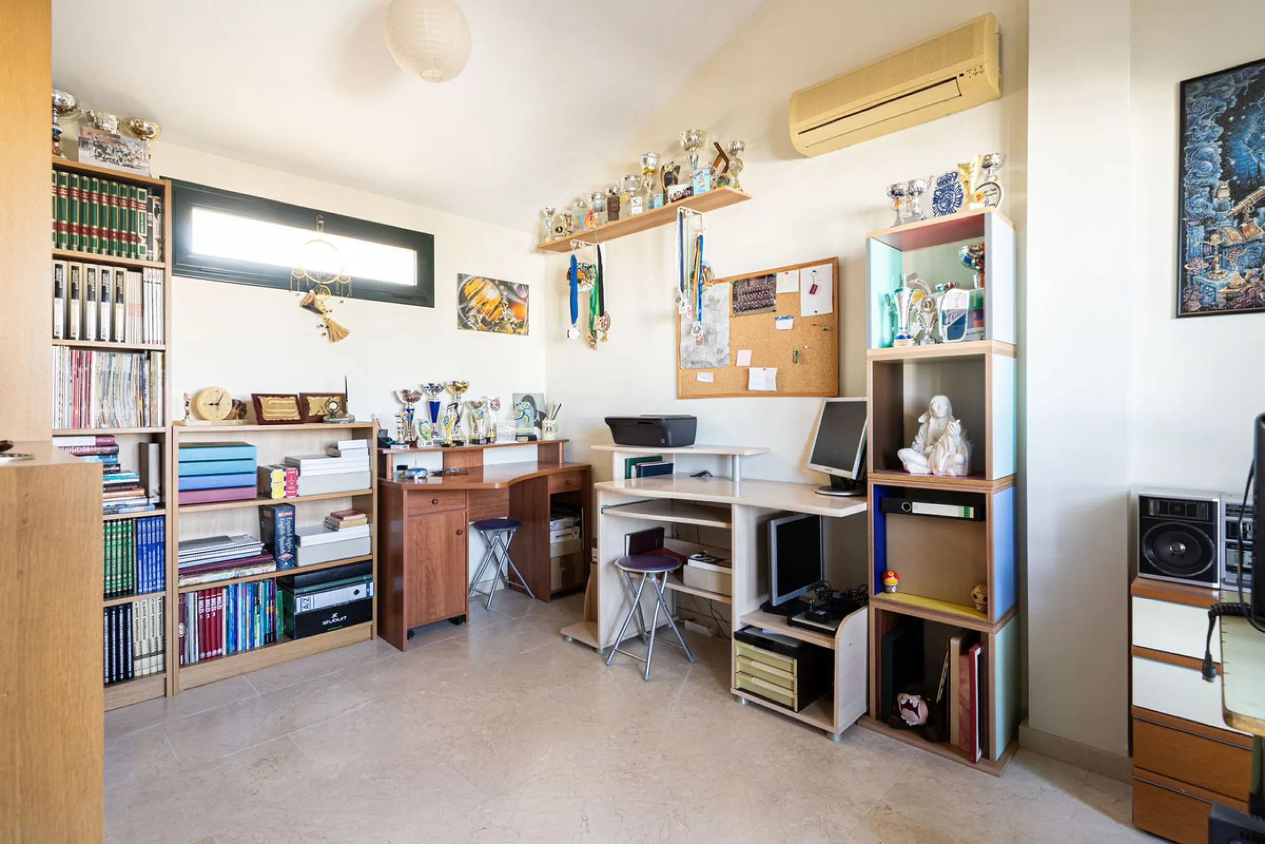 Magnificent semi-detached house with jacuzzi and sea views. The house has a very wide entrance where you can park the vehicle indoors, and another area where you can comfortably receive your guests and talk. It is divided into 3 floors, on the first floor