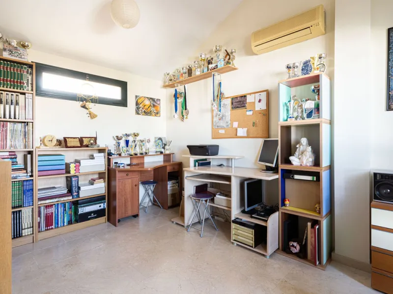 Magnificent semi-detached house with jacuzzi and sea views. The house has a very wide entrance where you can park the vehicle indoors, and another area where you can comfortably receive your guests and talk. It is divided into 3 floors, on the first floor