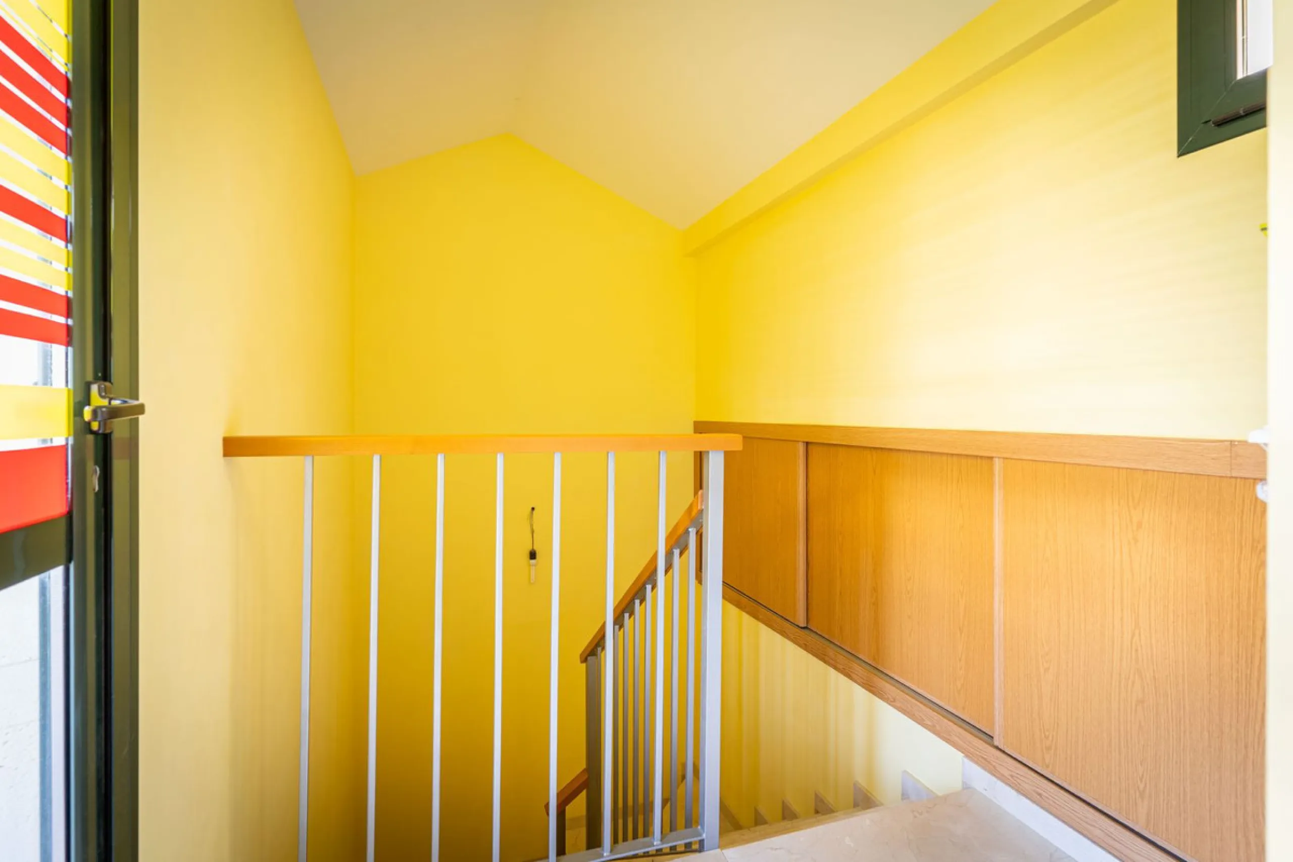 Magnificent semi-detached house with jacuzzi and sea views. The house has a very wide entrance where you can park the vehicle indoors, and another area where you can comfortably receive your guests and talk. It is divided into 3 floors, on the first floor