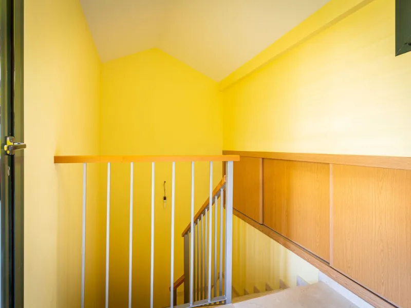 Magnificent semi-detached house with jacuzzi and sea views. The house has a very wide entrance where you can park the vehicle indoors, and another area where you can comfortably receive your guests and talk. It is divided into 3 floors, on the first floor
