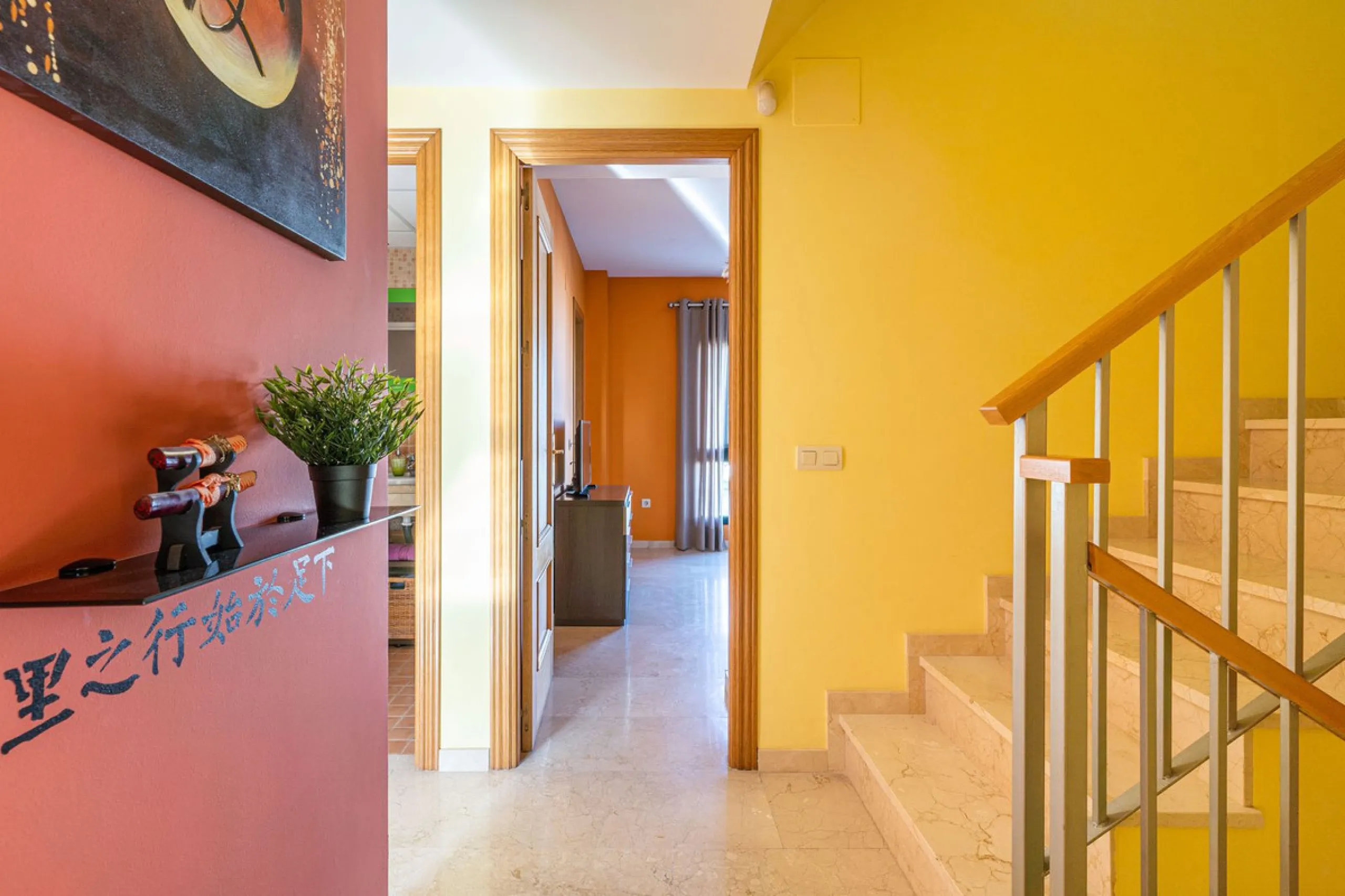 Magnificent semi-detached house with jacuzzi and sea views. The house has a very wide entrance where you can park the vehicle indoors, and another area where you can comfortably receive your guests and talk. It is divided into 3 floors, on the first floor