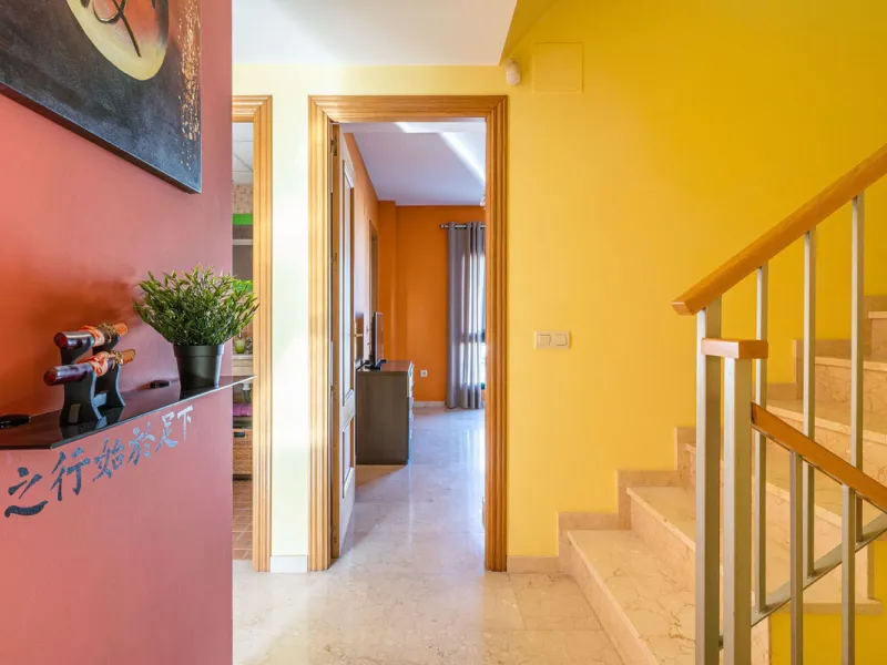 Magnificent semi-detached house with jacuzzi and sea views. The house has a very wide entrance where you can park the vehicle indoors, and another area where you can comfortably receive your guests and talk. It is divided into 3 floors, on the first floor