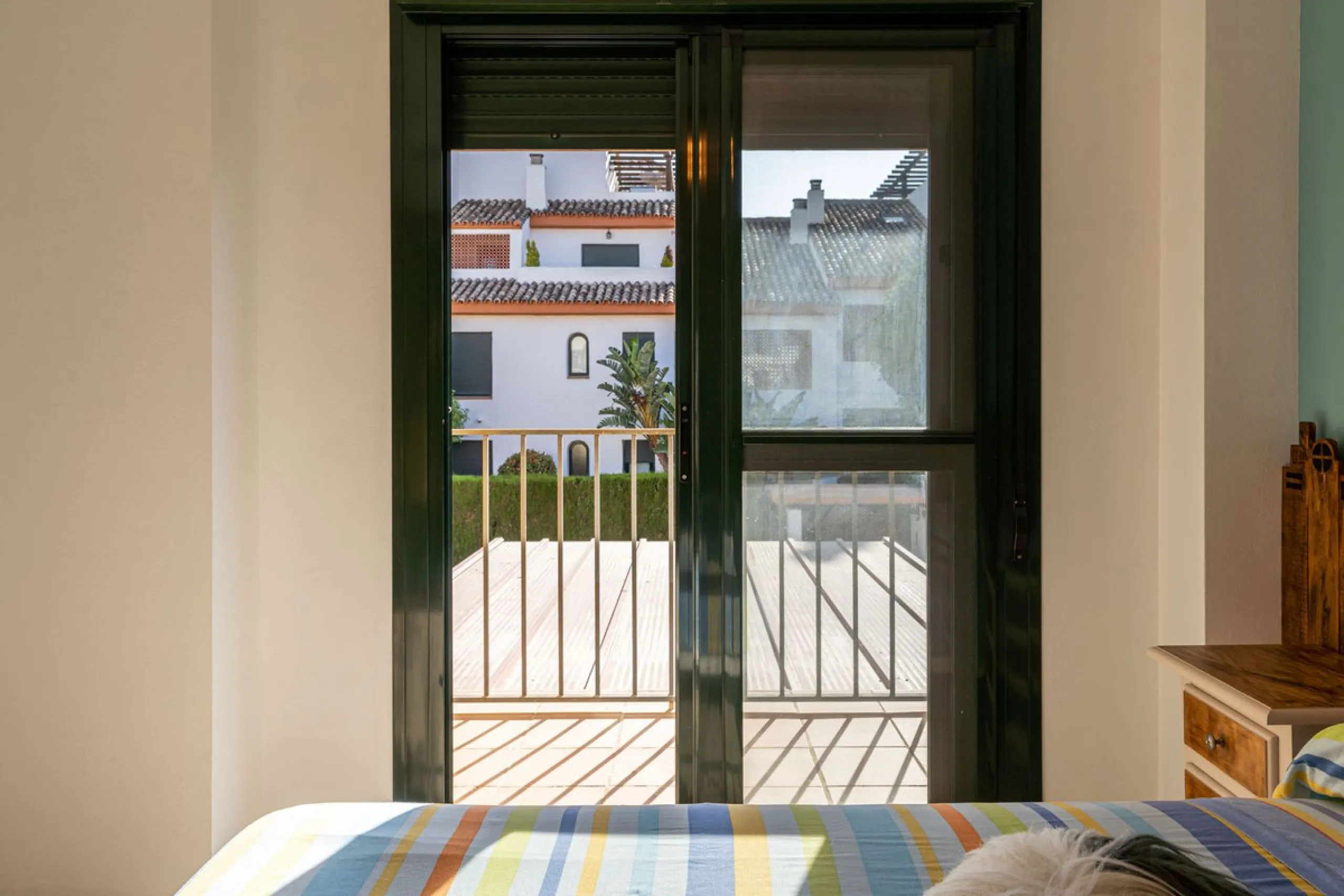 Magnificent semi-detached house with jacuzzi and sea views. The house has a very wide entrance where you can park the vehicle indoors, and another area where you can comfortably receive your guests and talk. It is divided into 3 floors, on the first floor