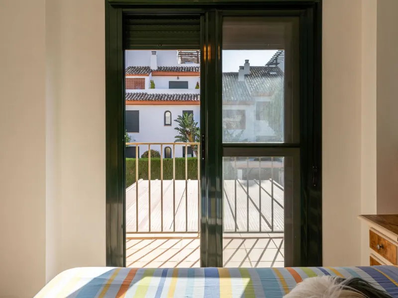 Magnificent semi-detached house with jacuzzi and sea views. The house has a very wide entrance where you can park the vehicle indoors, and another area where you can comfortably receive your guests and talk. It is divided into 3 floors, on the first floor