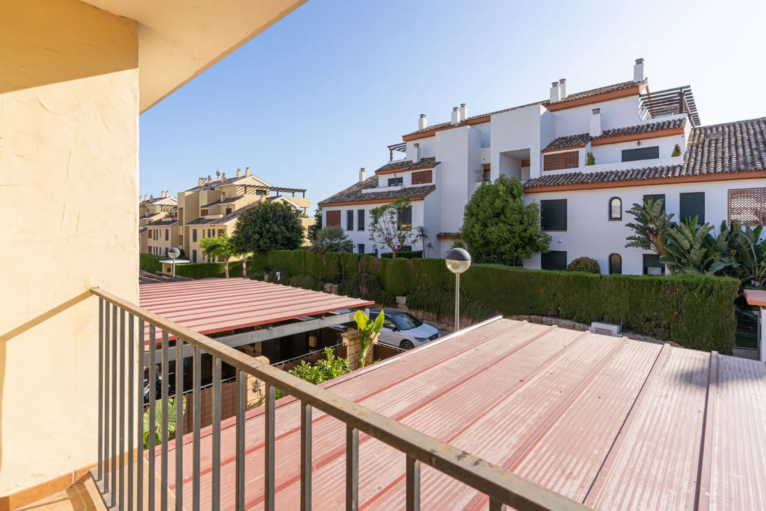 Magnificent semi-detached house with jacuzzi and sea views. The house has a very wide entrance where you can park the vehicle indoors, and another area where you can comfortably receive your guests and talk. It is divided into 3 floors, on the first floor