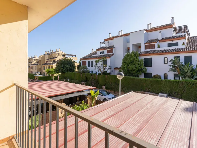 Magnificent semi-detached house with jacuzzi and sea views. The house has a very wide entrance where you can park the vehicle indoors, and another area where you can comfortably receive your guests and talk. It is divided into 3 floors, on the first floor