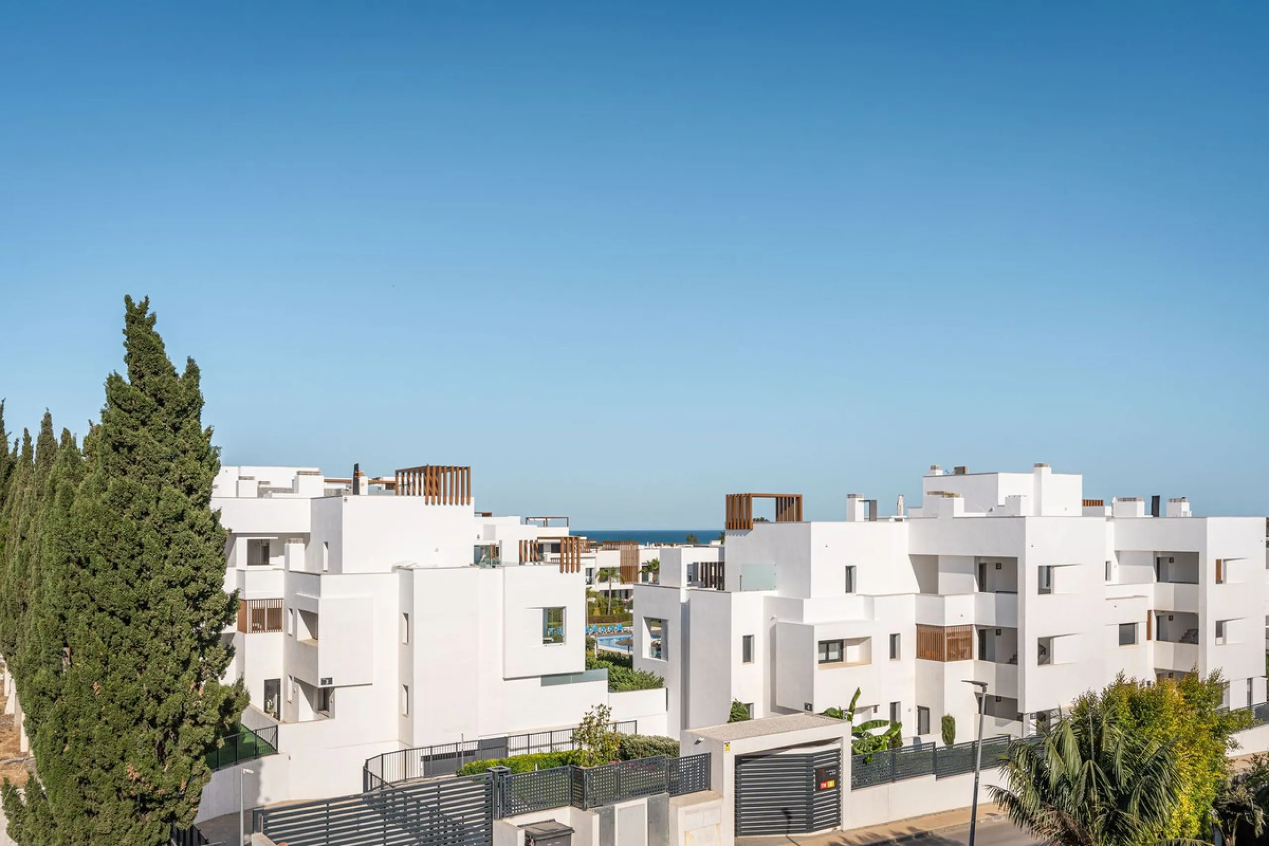 Magnificent semi-detached house with jacuzzi and sea views. The house has a very wide entrance where you can park the vehicle indoors, and another area where you can comfortably receive your guests and talk. It is divided into 3 floors, on the first floor