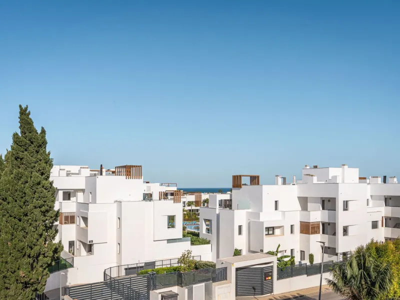 Magnificent semi-detached house with jacuzzi and sea views. The house has a very wide entrance where you can park the vehicle indoors, and another area where you can comfortably receive your guests and talk. It is divided into 3 floors, on the first floor