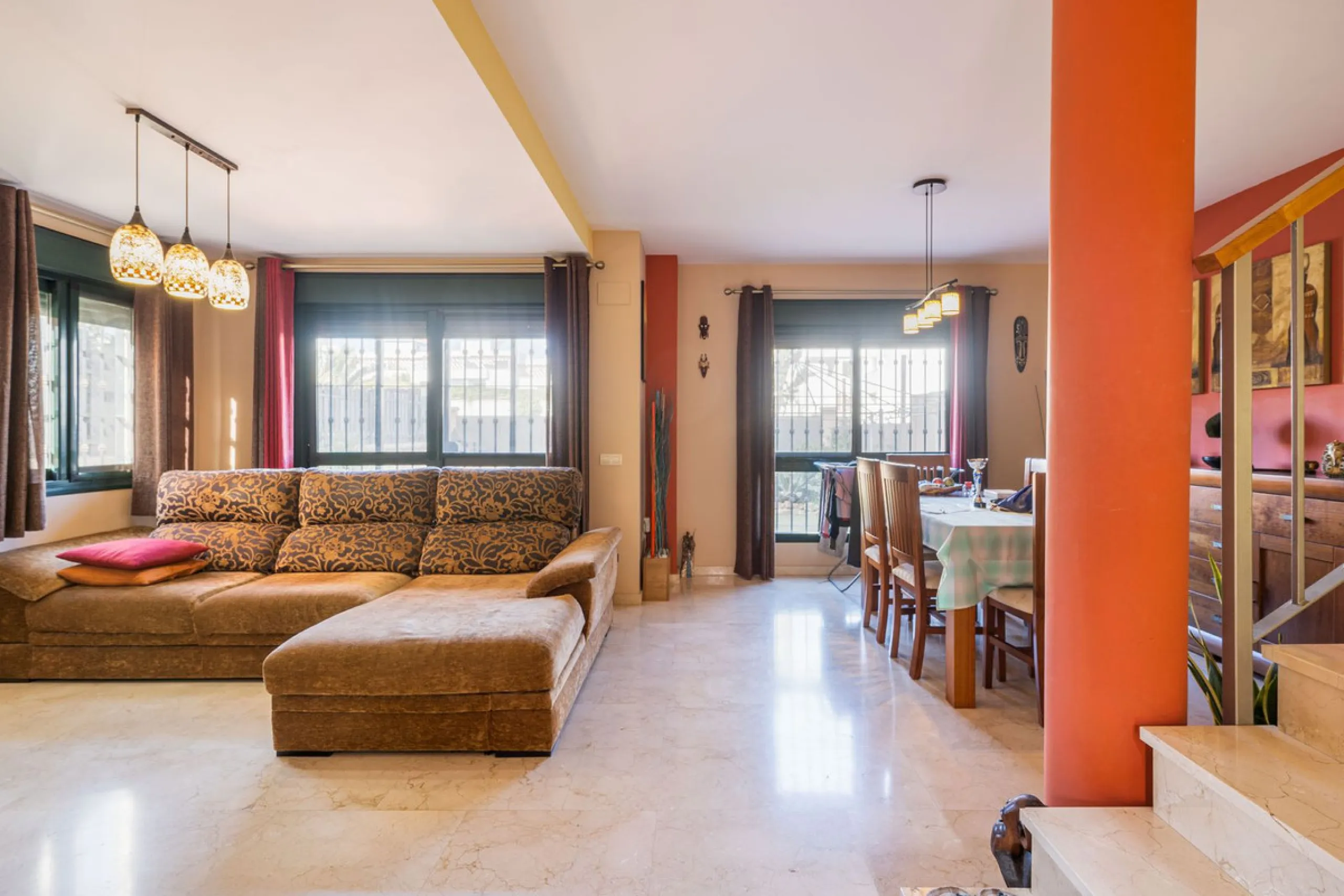 Magnificent semi-detached house with jacuzzi and sea views. The house has a very wide entrance where you can park the vehicle indoors, and another area where you can comfortably receive your guests and talk. It is divided into 3 floors, on the first floor