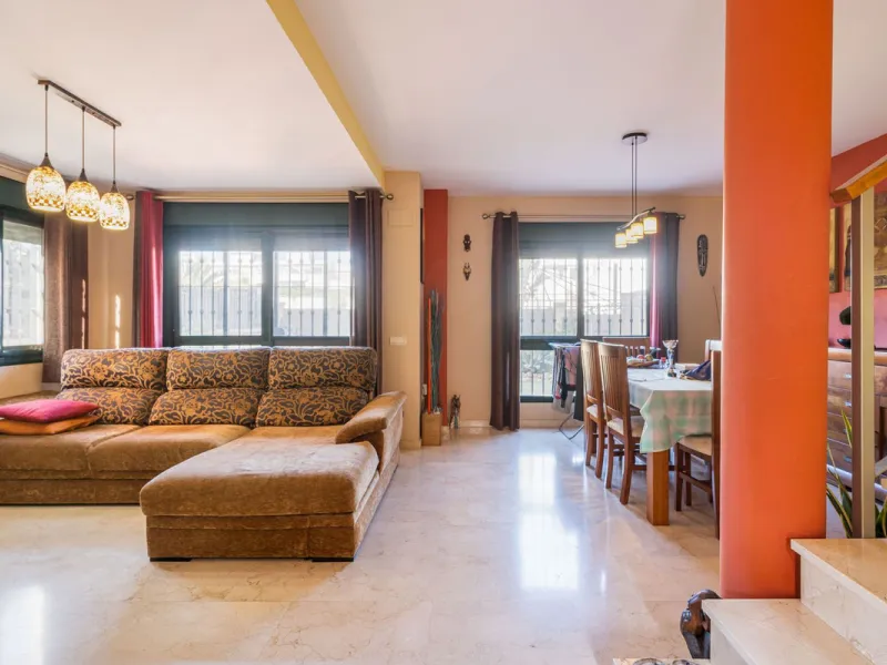 Magnificent semi-detached house with jacuzzi and sea views. The house has a very wide entrance where you can park the vehicle indoors, and another area where you can comfortably receive your guests and talk. It is divided into 3 floors, on the first floor