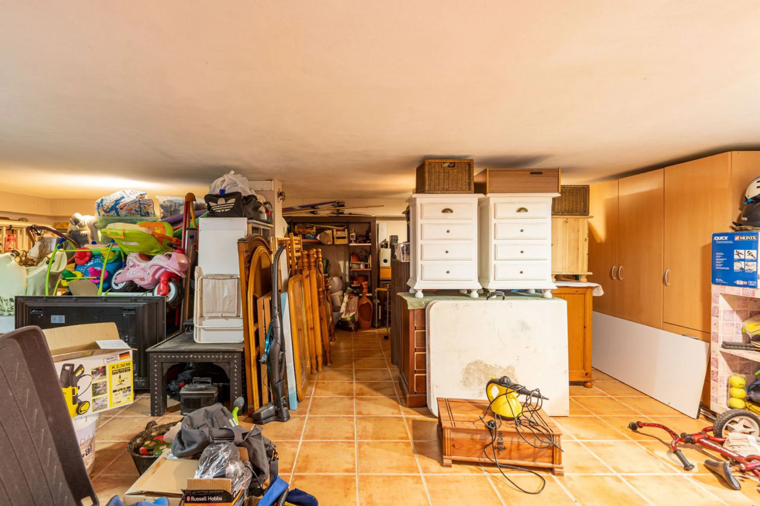 Magnificent semi-detached house with jacuzzi and sea views. The house has a very wide entrance where you can park the vehicle indoors, and another area where you can comfortably receive your guests and talk. It is divided into 3 floors, on the first floor