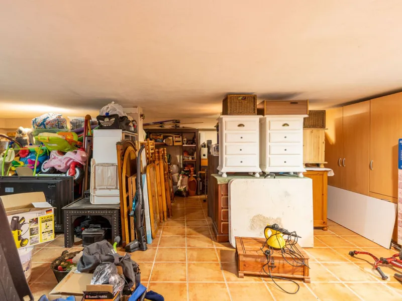 Magnificent semi-detached house with jacuzzi and sea views. The house has a very wide entrance where you can park the vehicle indoors, and another area where you can comfortably receive your guests and talk. It is divided into 3 floors, on the first floor