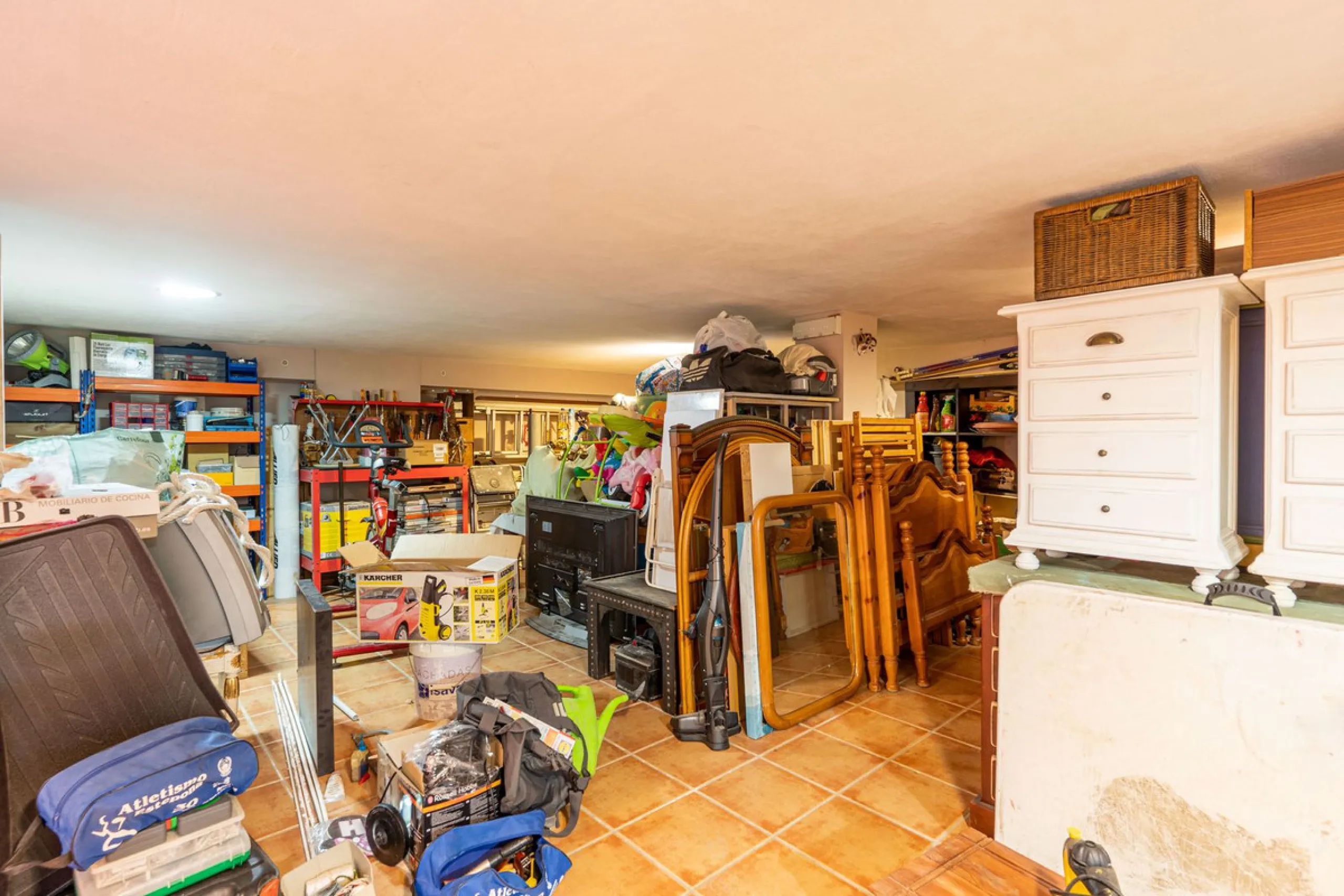 Magnificent semi-detached house with jacuzzi and sea views. The house has a very wide entrance where you can park the vehicle indoors, and another area where you can comfortably receive your guests and talk. It is divided into 3 floors, on the first floor