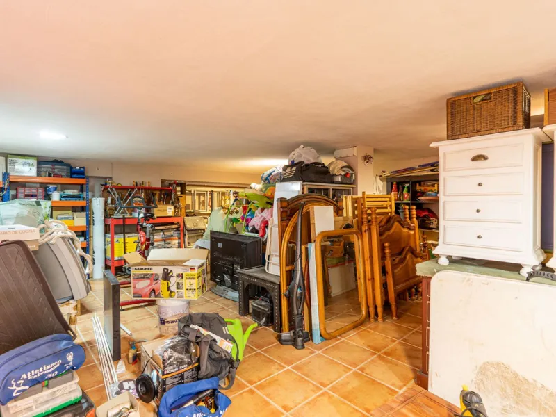 Magnificent semi-detached house with jacuzzi and sea views. The house has a very wide entrance where you can park the vehicle indoors, and another area where you can comfortably receive your guests and talk. It is divided into 3 floors, on the first floor