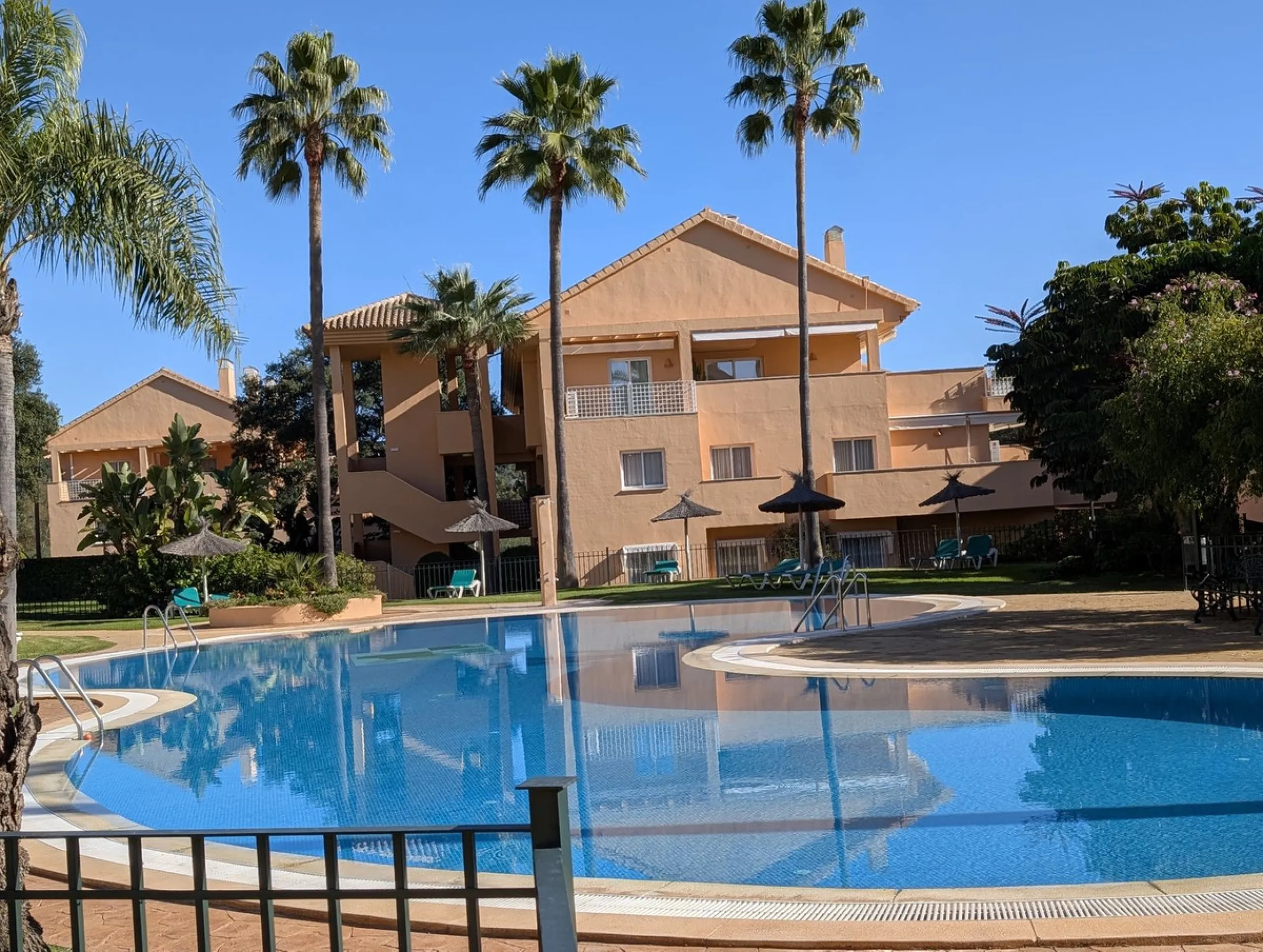 Apartment - Middle Floor Apartment в продаже в Marbella, Málaga. В доме 3 спален и 2 ванных комнат. Площадь дома 162 м²