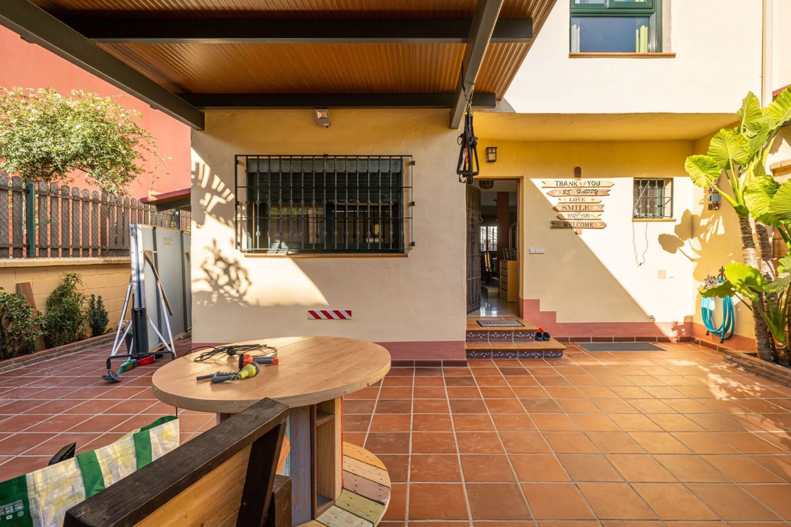 Magnificent semi-detached house with jacuzzi and sea views. The house has a very wide entrance where you can park the vehicle indoors, and another area where you can comfortably receive your guests and talk. It is divided into 3 floors, on the first floor
