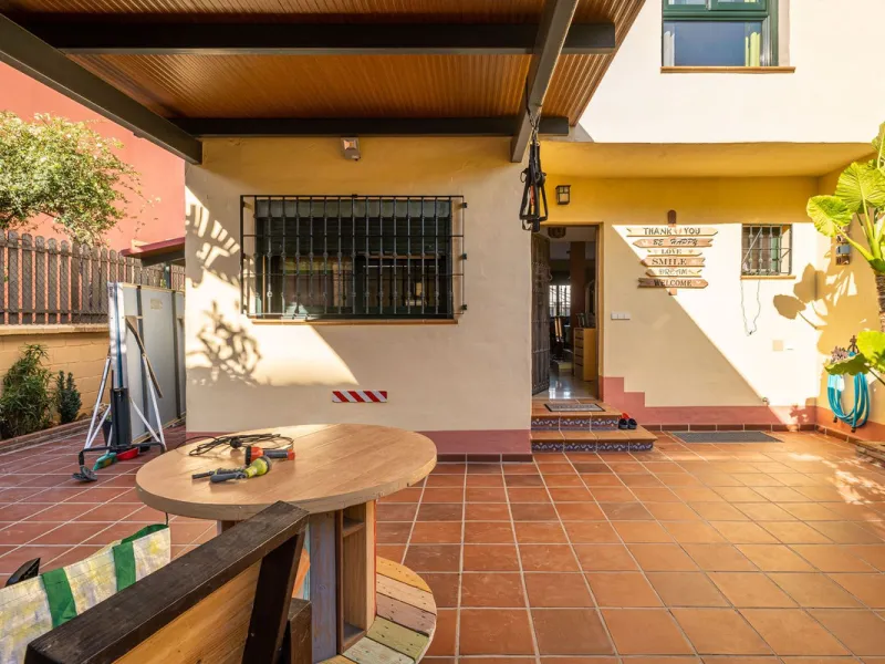Magnificent semi-detached house with jacuzzi and sea views. The house has a very wide entrance where you can park the vehicle indoors, and another area where you can comfortably receive your guests and talk. It is divided into 3 floors, on the first floor