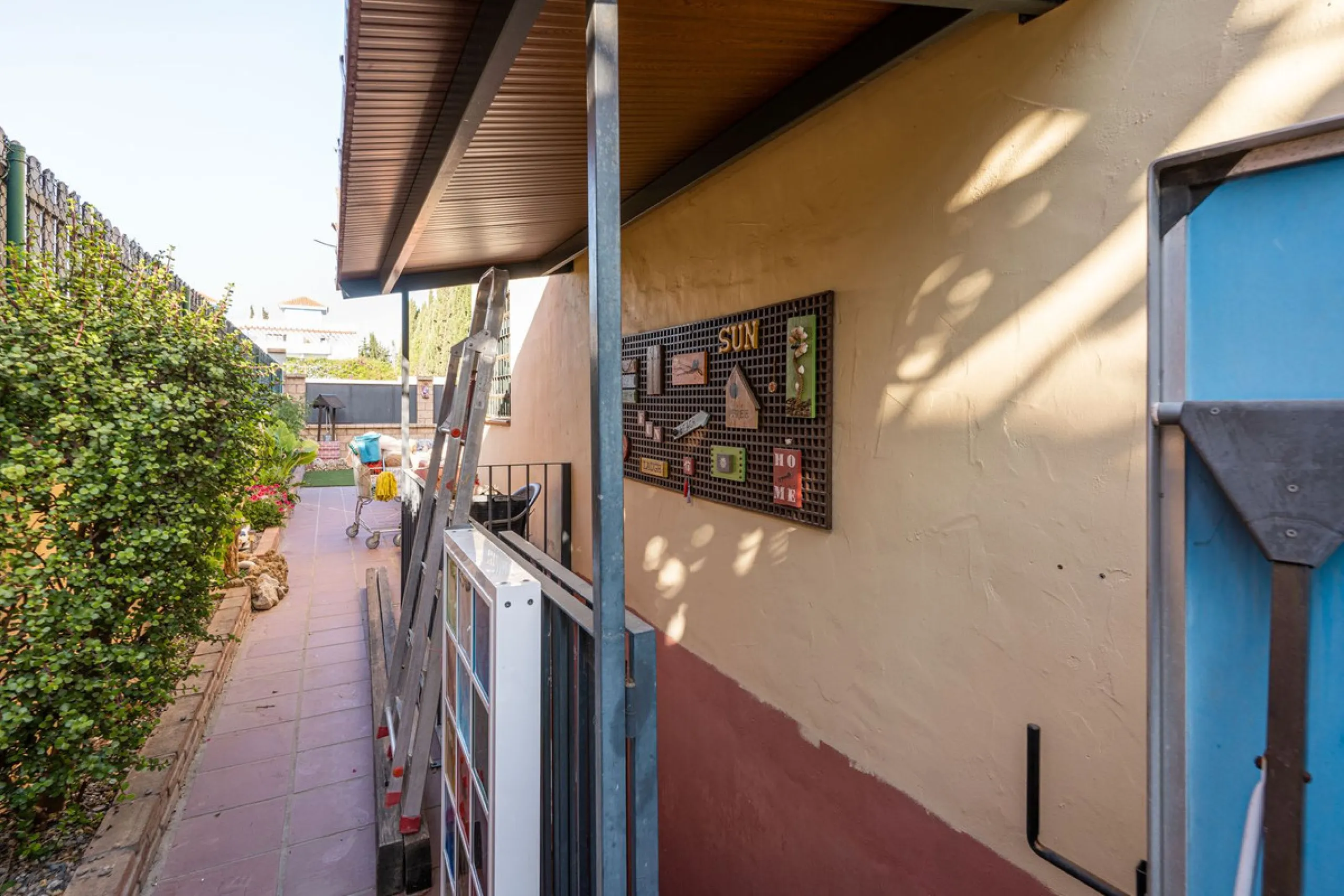 Magnificent semi-detached house with jacuzzi and sea views. The house has a very wide entrance where you can park the vehicle indoors, and another area where you can comfortably receive your guests and talk. It is divided into 3 floors, on the first floor