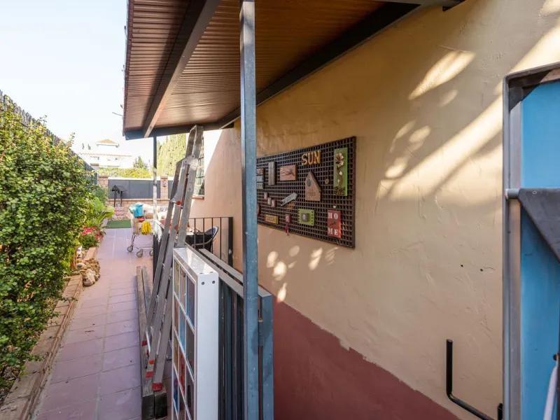 Magnificent semi-detached house with jacuzzi and sea views. The house has a very wide entrance where you can park the vehicle indoors, and another area where you can comfortably receive your guests and talk. It is divided into 3 floors, on the first floor