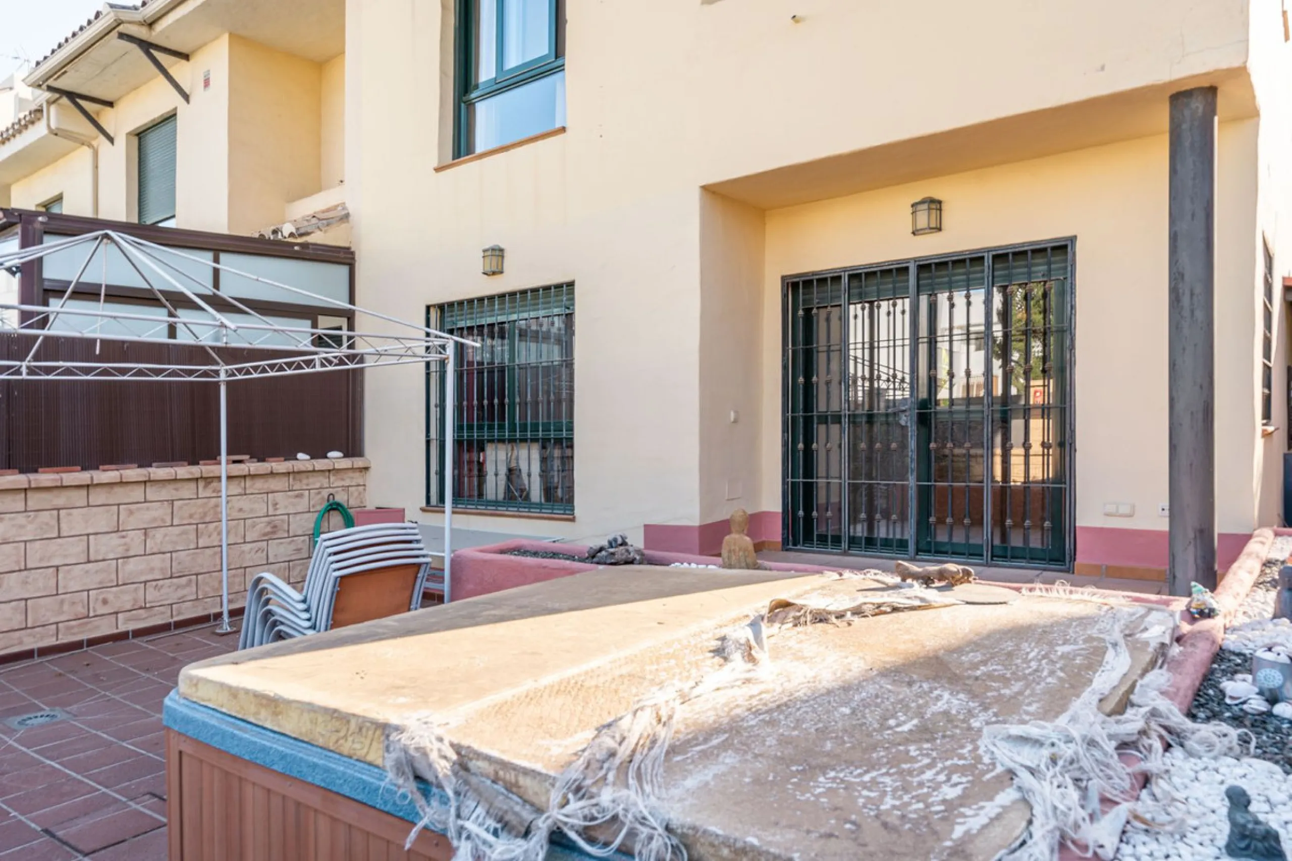 Magnificent semi-detached house with jacuzzi and sea views. The house has a very wide entrance where you can park the vehicle indoors, and another area where you can comfortably receive your guests and talk. It is divided into 3 floors, on the first floor