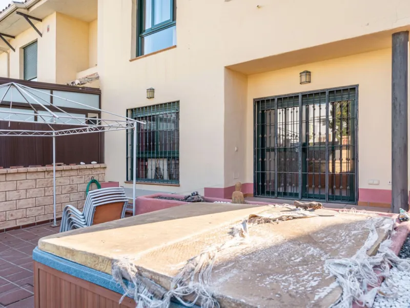 Magnificent semi-detached house with jacuzzi and sea views. The house has a very wide entrance where you can park the vehicle indoors, and another area where you can comfortably receive your guests and talk. It is divided into 3 floors, on the first floor