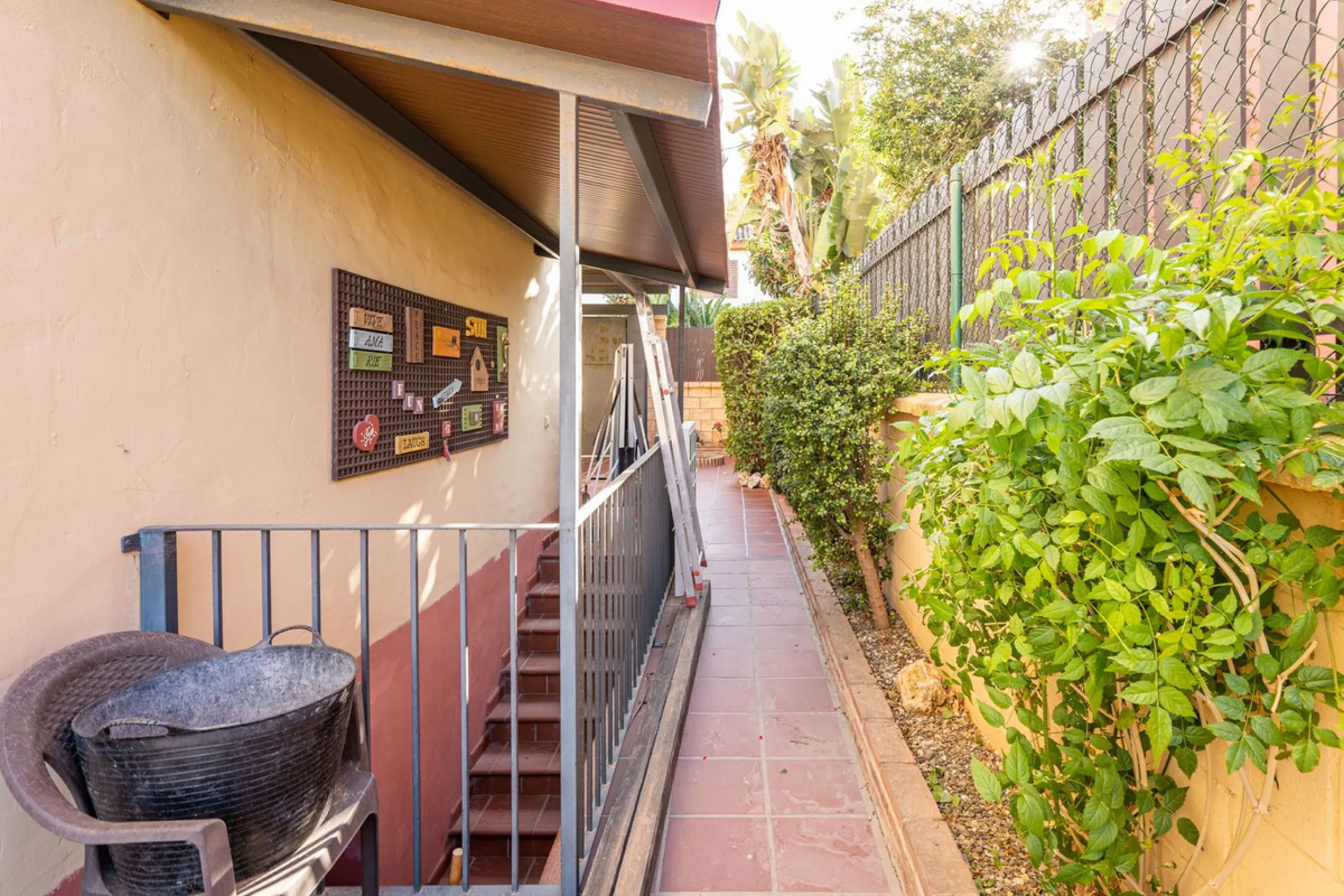 Magnificent semi-detached house with jacuzzi and sea views. The house has a very wide entrance where you can park the vehicle indoors, and another area where you can comfortably receive your guests and talk. It is divided into 3 floors, on the first floor