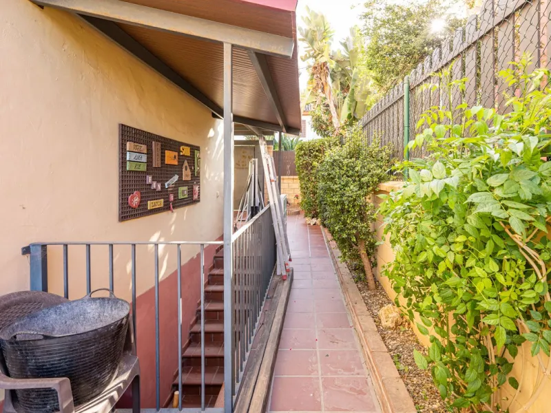 Magnificent semi-detached house with jacuzzi and sea views. The house has a very wide entrance where you can park the vehicle indoors, and another area where you can comfortably receive your guests and talk. It is divided into 3 floors, on the first floor
