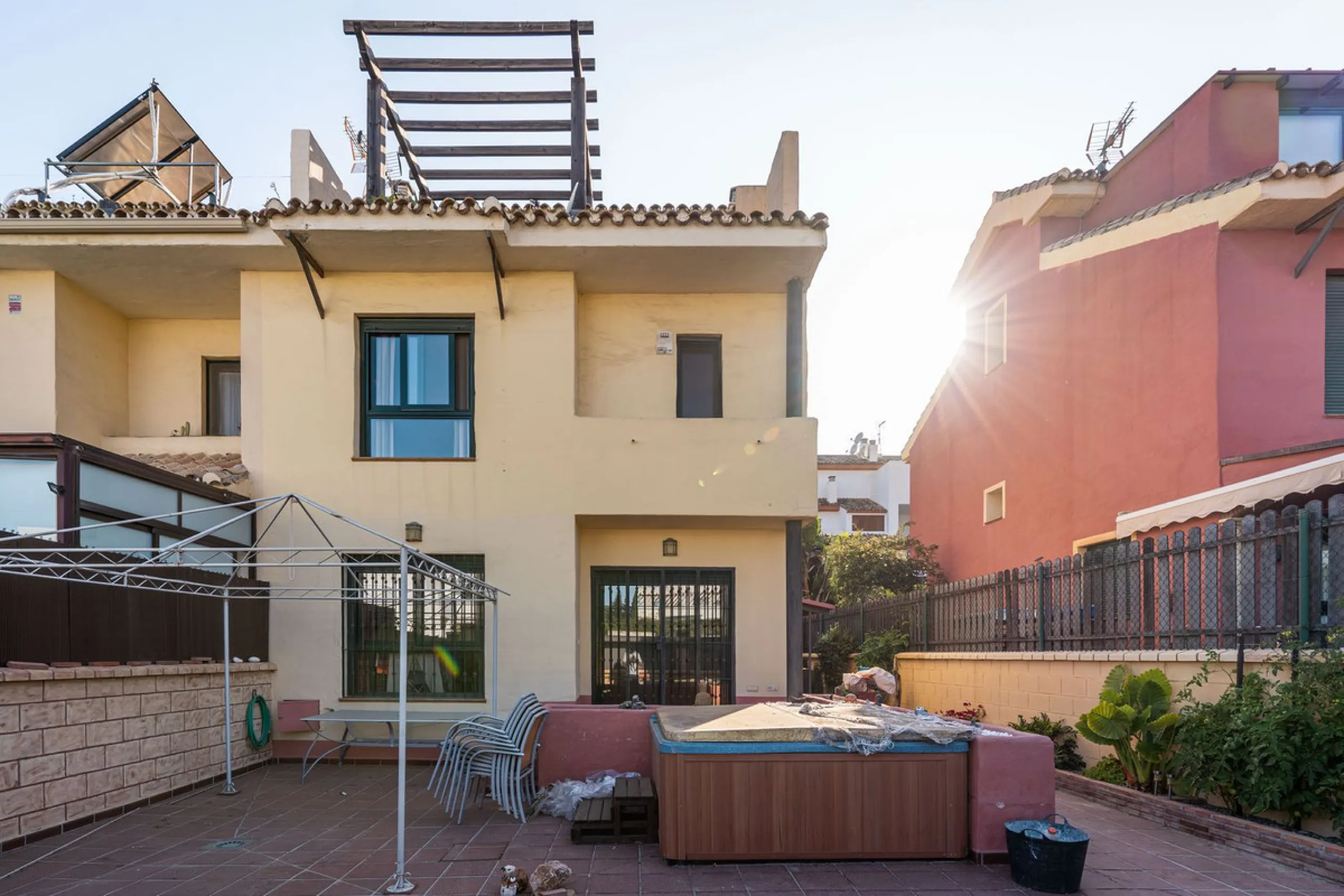 Magnificent semi-detached house with jacuzzi and sea views. The house has a very wide entrance where you can park the vehicle indoors, and another area where you can comfortably receive your guests and talk. It is divided into 3 floors, on the first floor