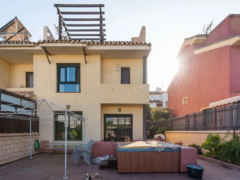Magnificent semi-detached house with jacuzzi and sea views. The house has a very wide entrance where you can park the vehicle indoors, and another area where you can comfortably receive your guests and talk. It is divided into 3 floors, on the first floor