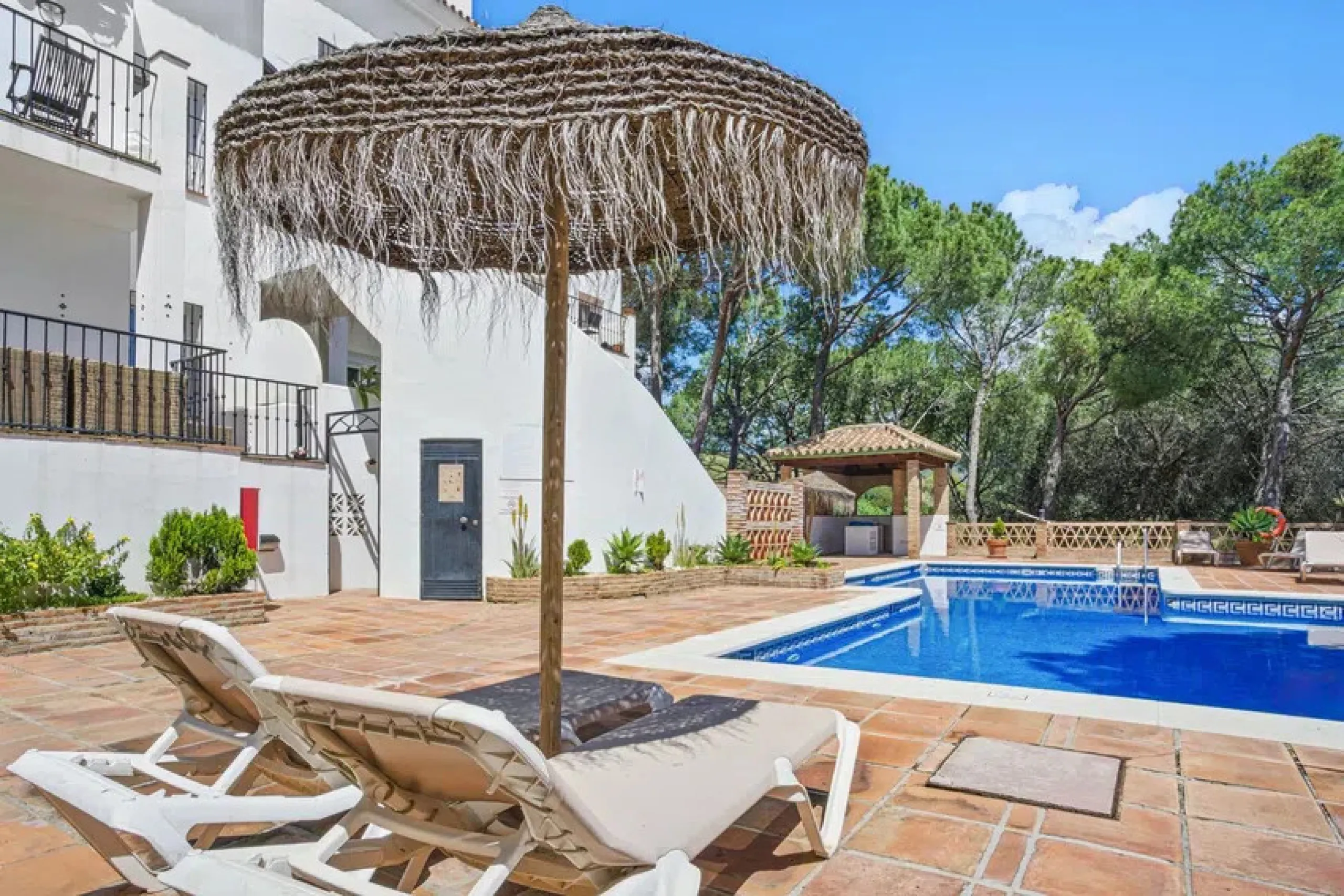 Im Herzen von Nueva Andalucía, nur 5 Autominuten von Puerto Banús und den Stränden entfernt, befindet sich dieses geräumige Penthouse mit vier Schlafzimmern in der begehrten Wohnanlage Los Pinos de Aloha