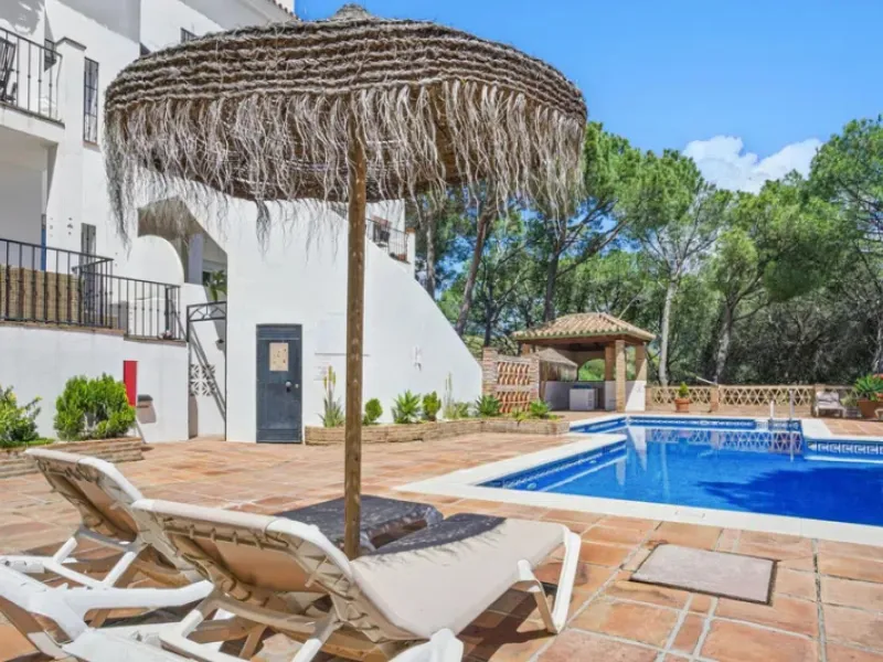 Im Herzen von Nueva Andalucía, nur 5 Autominuten von Puerto Banús und den Stränden entfernt, befindet sich dieses geräumige Penthouse mit vier Schlafzimmern in der begehrten Wohnanlage Los Pinos de Aloha