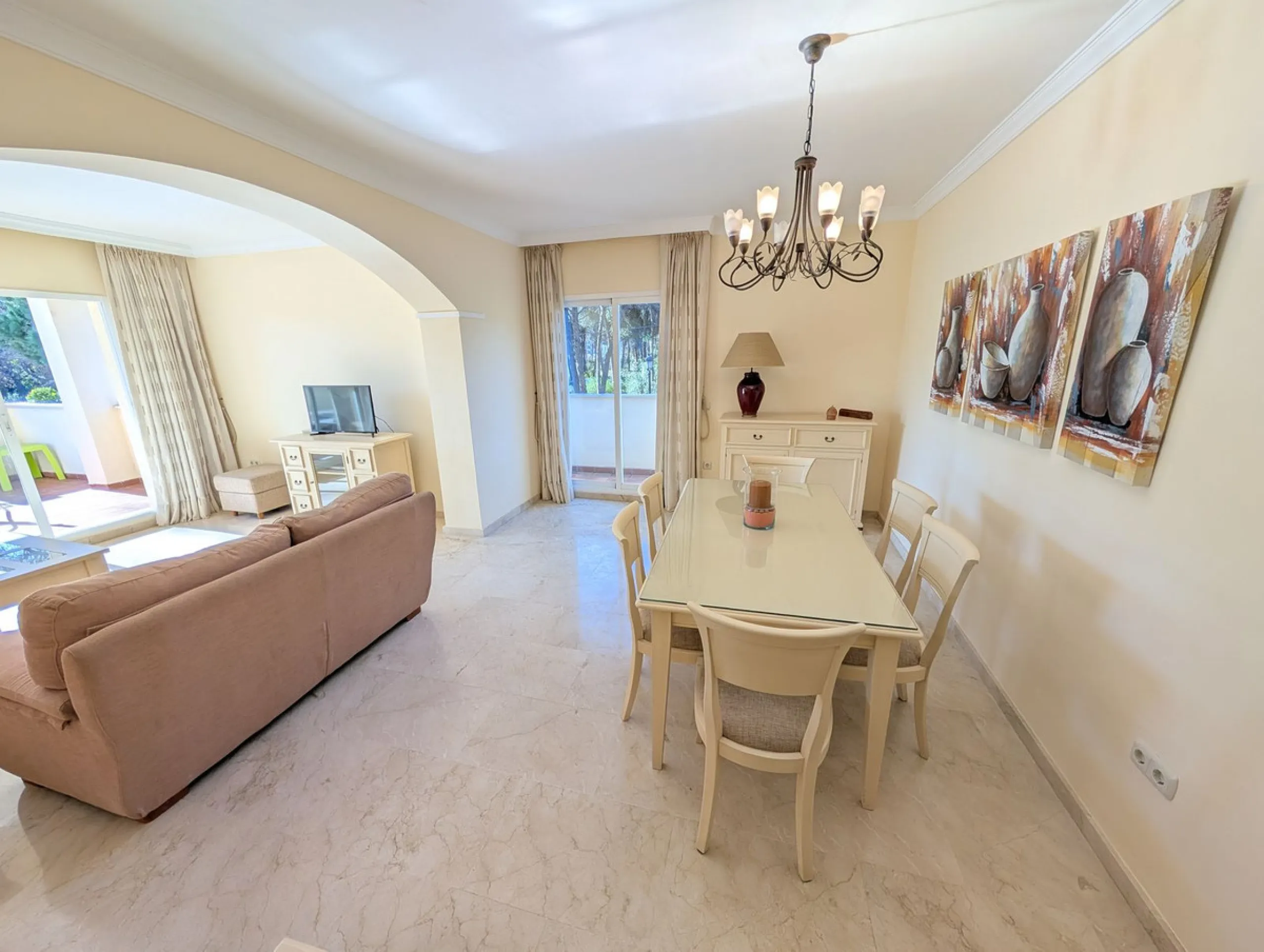 Apartment - Middle Floor Apartment в продаже в Marbella, Málaga. В доме 3 спален и 2 ванных комнат. Площадь дома 162 м²