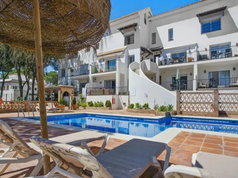 Im Herzen von Nueva Andalucía, nur 5 Autominuten von Puerto Banús und den Stränden entfernt, befindet sich dieses geräumige Penthouse mit vier Schlafzimmern in der begehrten Wohnanlage Los Pinos de Aloha
