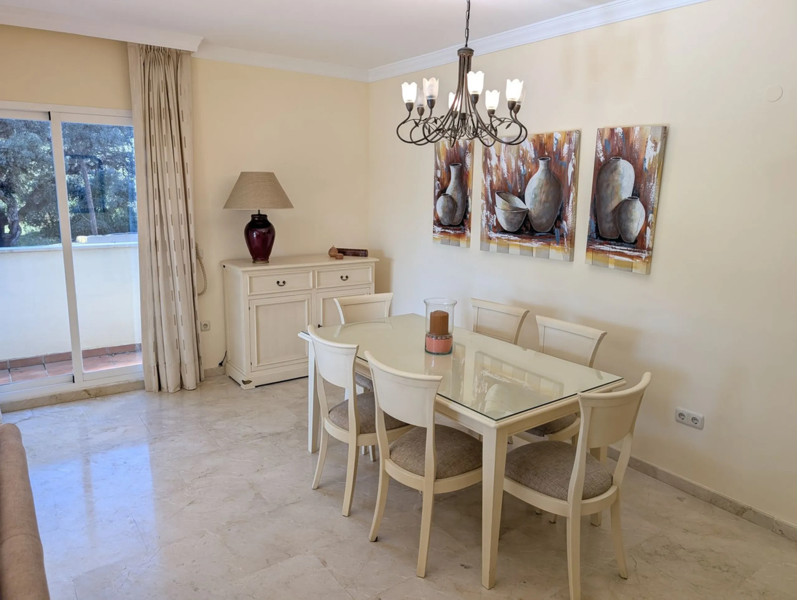 Apartment - Middle Floor Apartment в продаже в Marbella, Málaga. В доме 3 спален и 2 ванных комнат. Площадь дома 162 м²