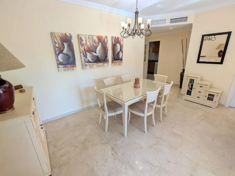 Apartment - Middle Floor Apartment в продаже в Marbella, Málaga. В доме 3 спален и 2 ванных комнат. Площадь дома 162 м²
