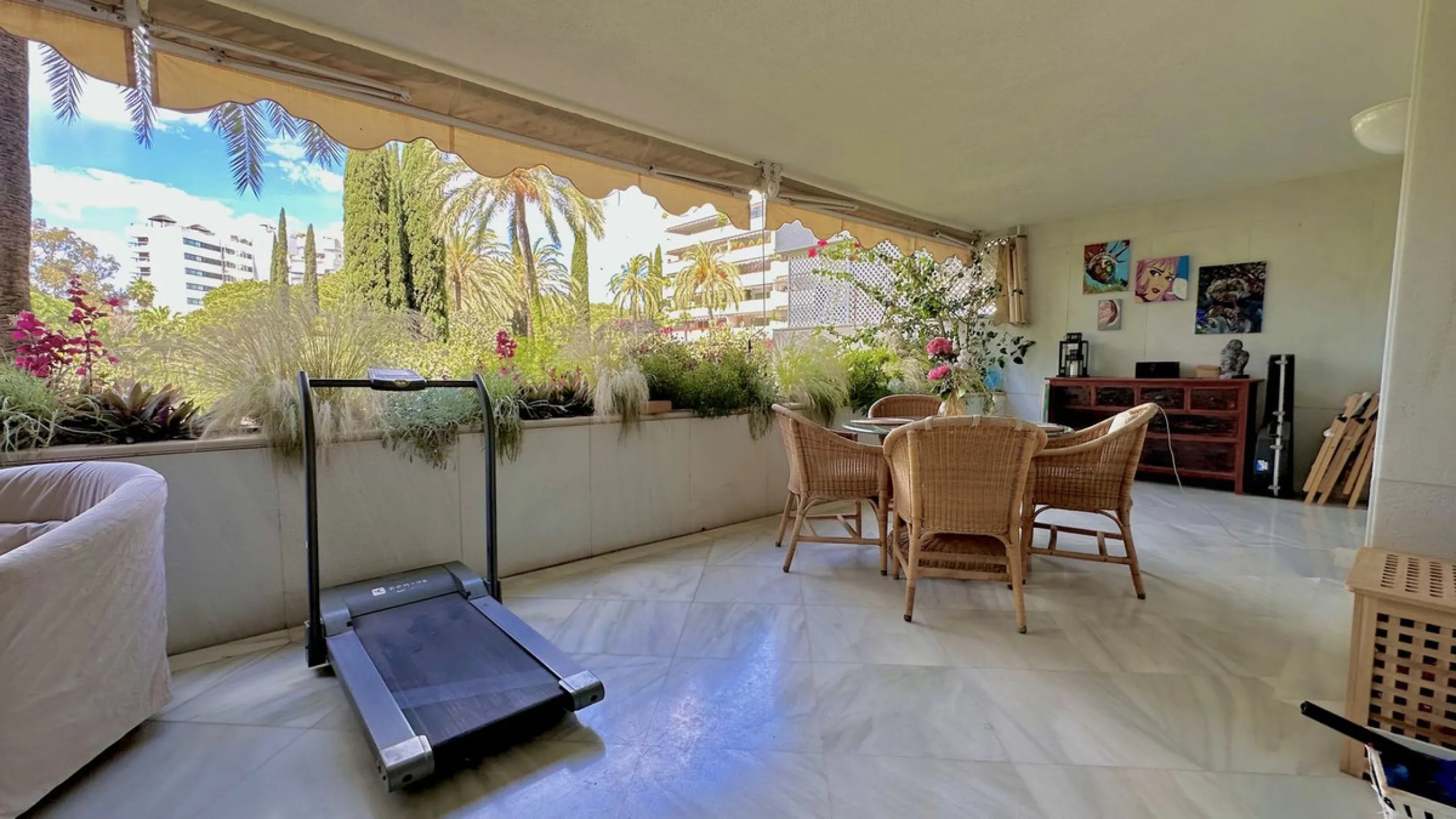 Apartment - Middle Floor Apartment в продаже в Marbella, Málaga. В доме 3 спален и 3 ванных комнат. Площадь дома 190 м²