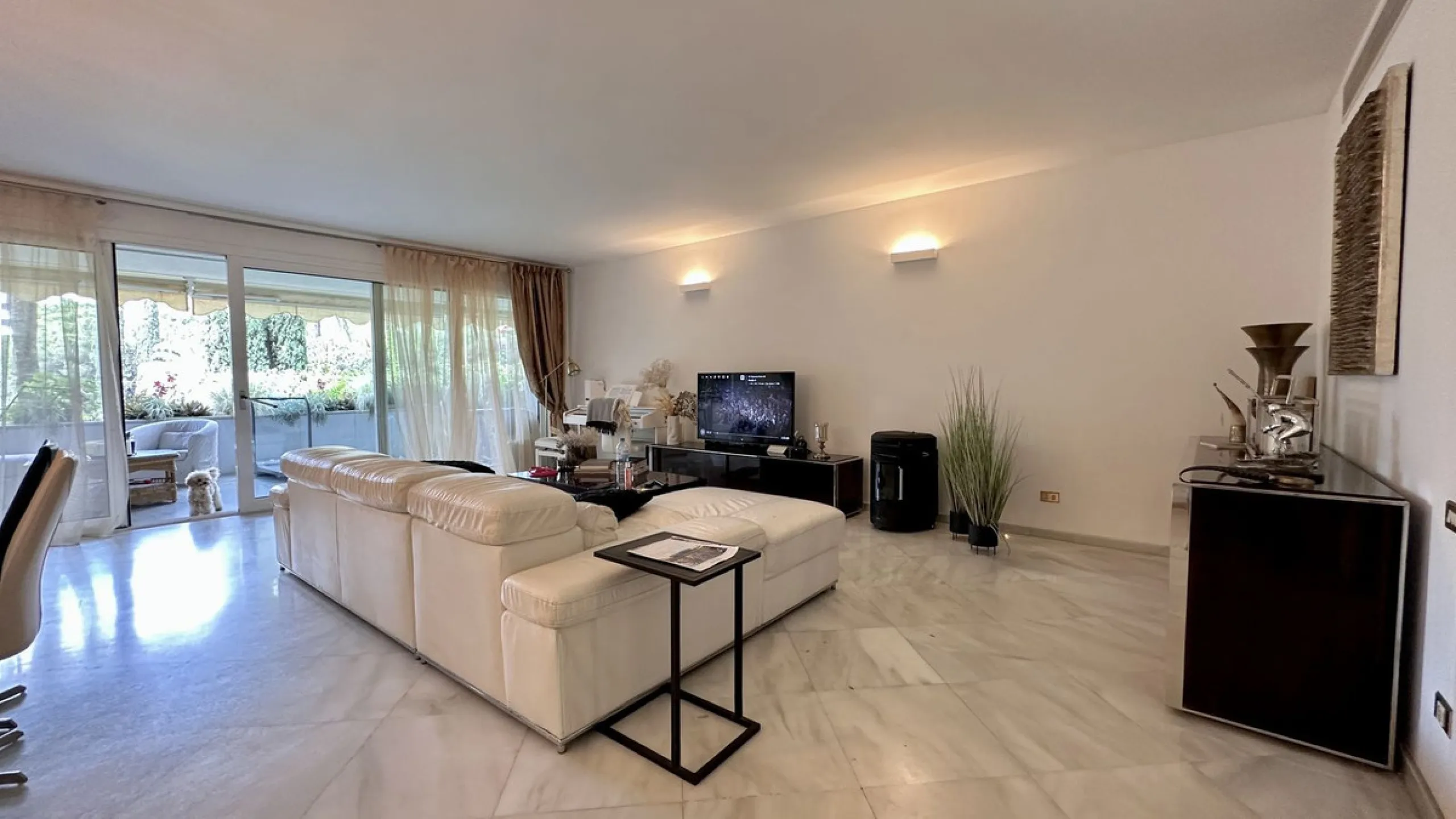 Apartment - Middle Floor Apartment в продаже в Marbella, Málaga. В доме 3 спален и 3 ванных комнат. Площадь дома 190 м²