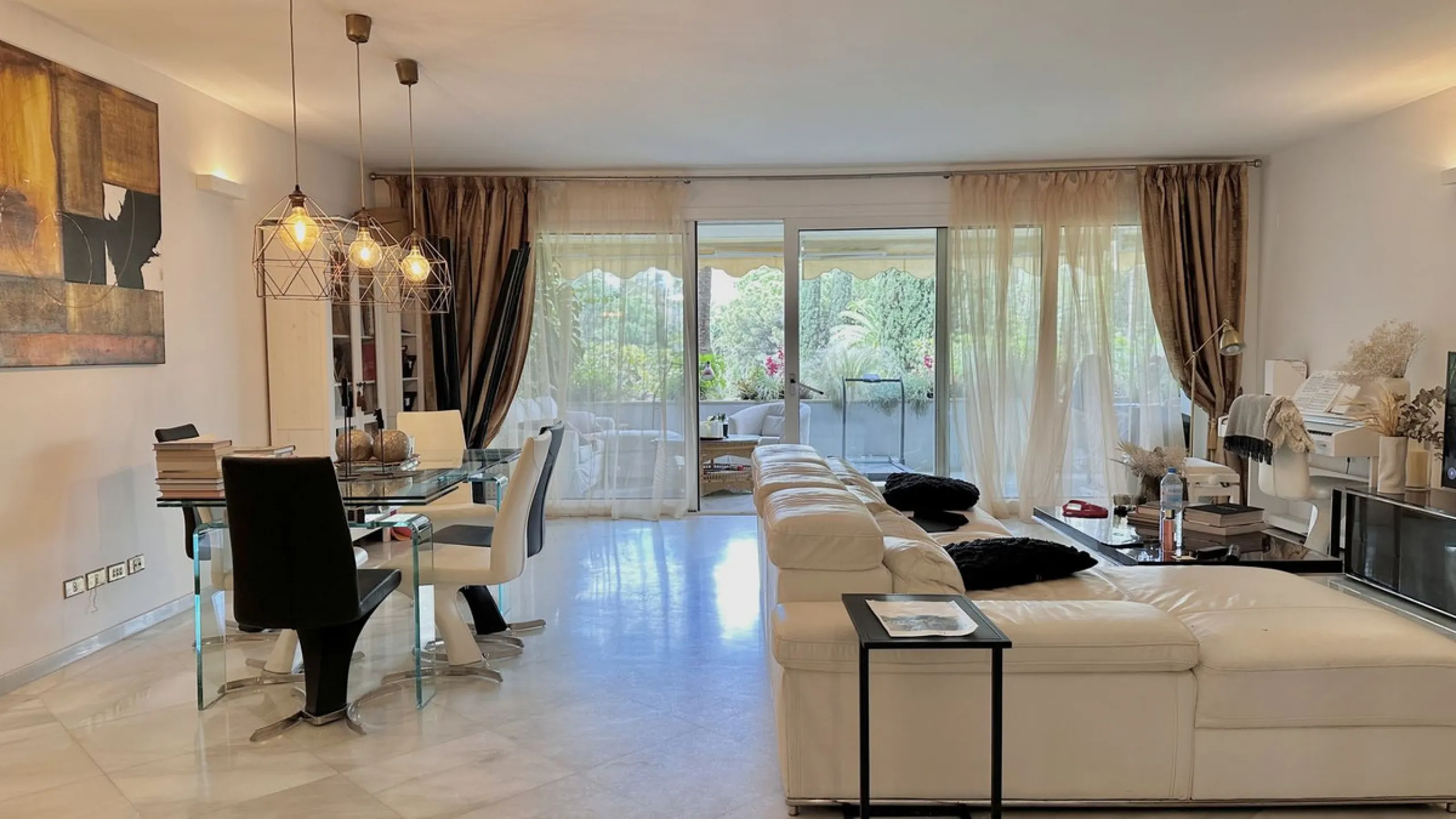 Apartment - Middle Floor Apartment в продаже в Marbella, Málaga. В доме 3 спален и 3 ванных комнат. Площадь дома 190 м²
